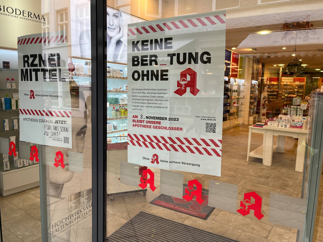 Bereits Anfang November blieben viele Apotheken in Norddeutschland aus Protest geschlossen. / Foto: PZ/Müller