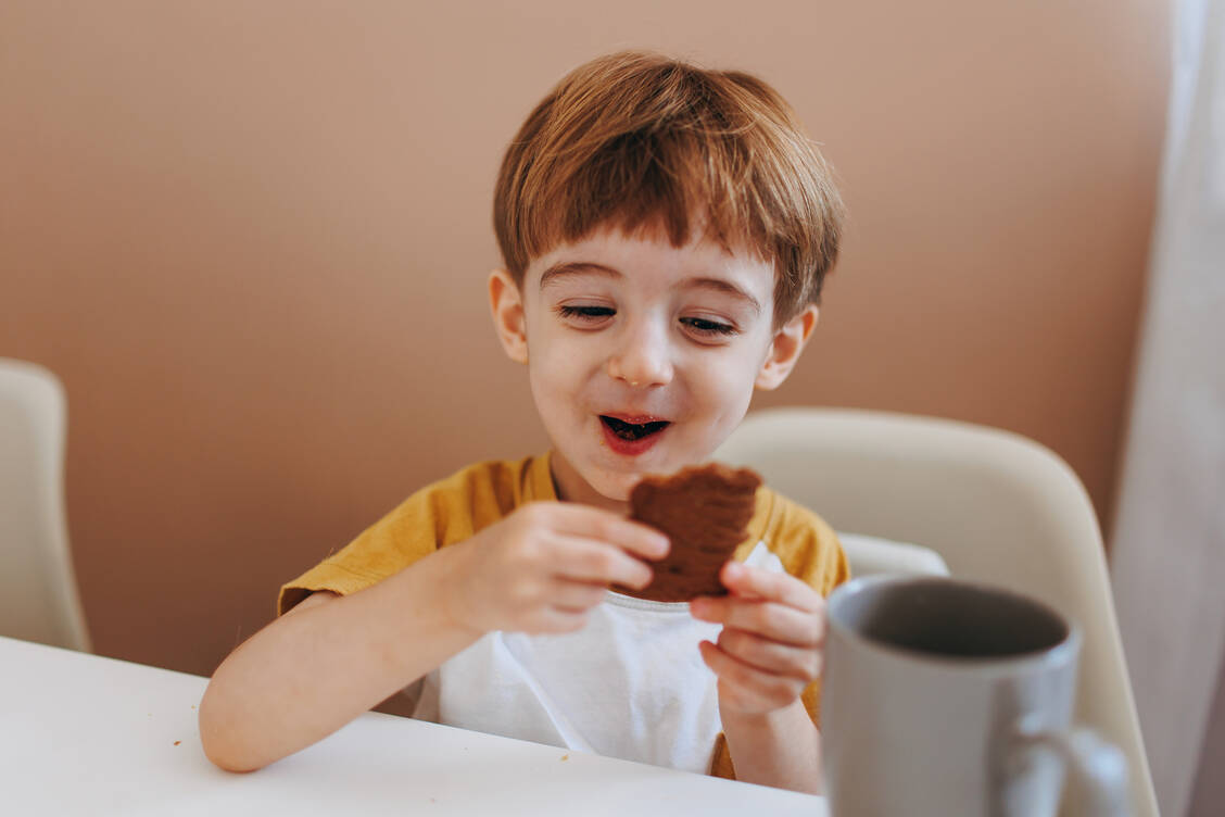 Kinder lieben Kekse, das ist klar. Geht es nach Verbraucherschützern, sollten die Hersteller mehr auf Vollkorn setzen. / © Getty Images/Helena Lopes/500px