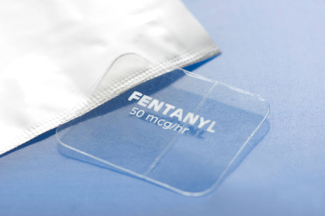 Bei der Verordnung von transdermalen Pflastern, die ein Betäubungsmittel enthalten, müssen unter anderem die Freisetzungsrate als auch die Gesamtbeladungsmenge  auf dem Rezept angegeben sein. / Foto: Adobe Stock/Sherry Yates