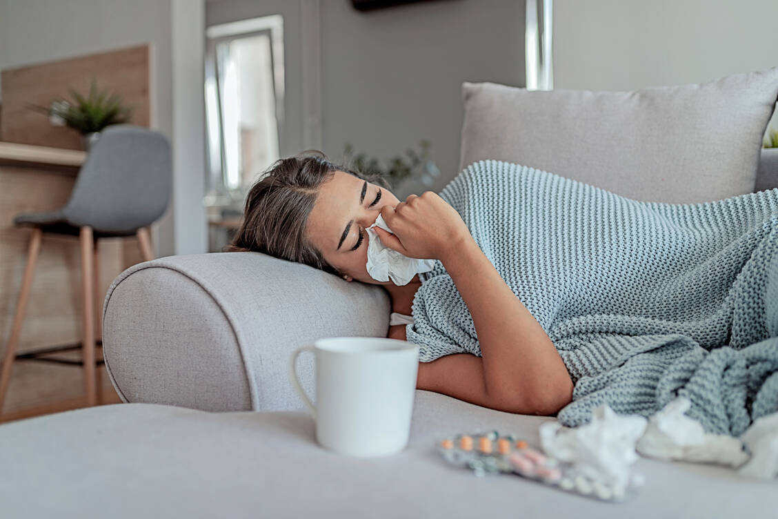 Hinter einer sogenannten Sommergrippe, die in Wirklichkeit eine Sommererkältung ist, kann auch etwas anderes stecken – eine Allergie zum Beispiel. Aber auch eine gefährlichere Krankheit. / © Getty Images/PixelsEffect