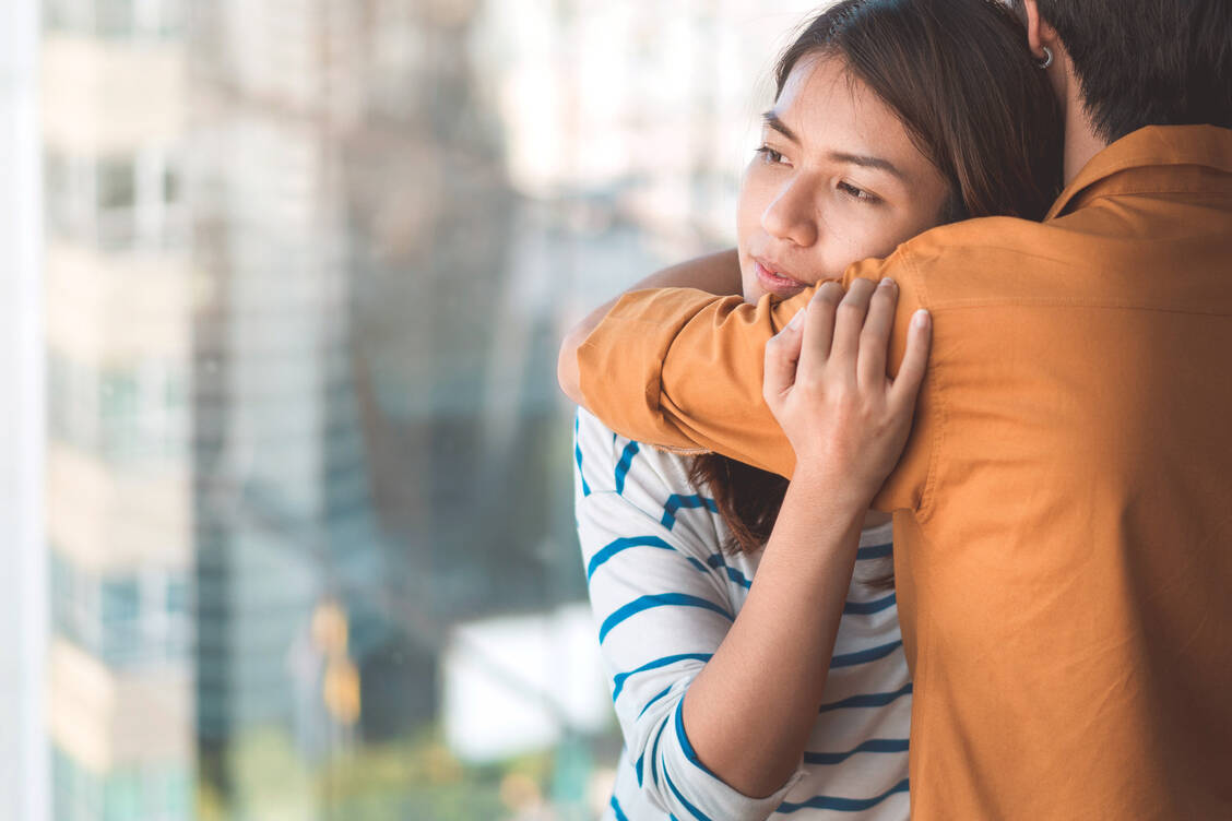 Immer wieder verschiedene, belastende Symptome und keine Diagnose dafür – das kann Menschen verzweifeln lassen.  / Foto: Adobe Stock/ Chanintorn.v