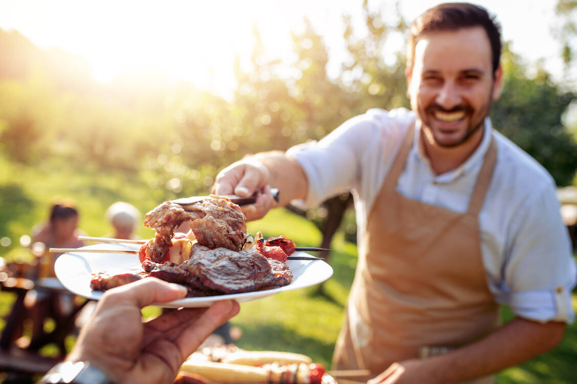 Aus Fleisch und Wurst kann der menschliche Organismus am besten Eisen aufnehmen. Das Eisen aus pflanzlichen Lebensmittel muss hingegen erst in eine nutzbare Form umgewandelt werden. / Foto: Adobe Stock/ivanko80