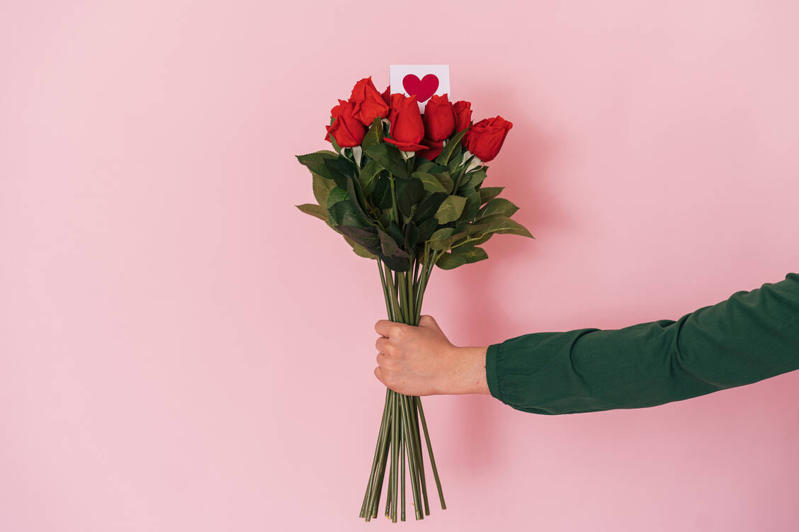 Rote Rosen gelten als Zeichen der Liebe. Im Winter sollte man jedoch laut BUND der Umwelt zuliebe auf andere Pflanzen zurückgreifen, die ein Bio-, Slowflower- oder Fairtrade-Siegel haben oder aber nicht so weit gereist sind, etwa Tulpen aus den Niederlanden. / © Getty Images/Nestea06