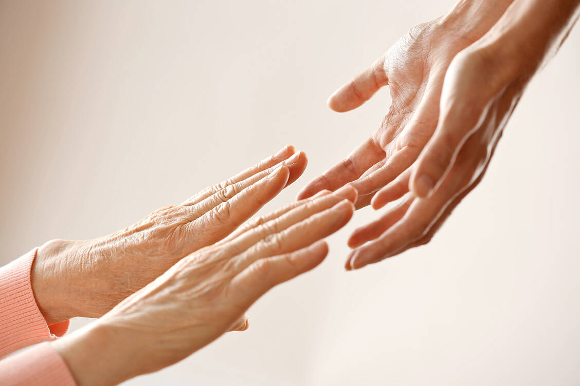 Die helfenden Hände reichen – das geschieht tagtäglich im übertragenen Sinn in der Apotheke und ist ein sehr wichtiger Aspekt in der Beratung. / Foto: Fotolia/Africa Studio