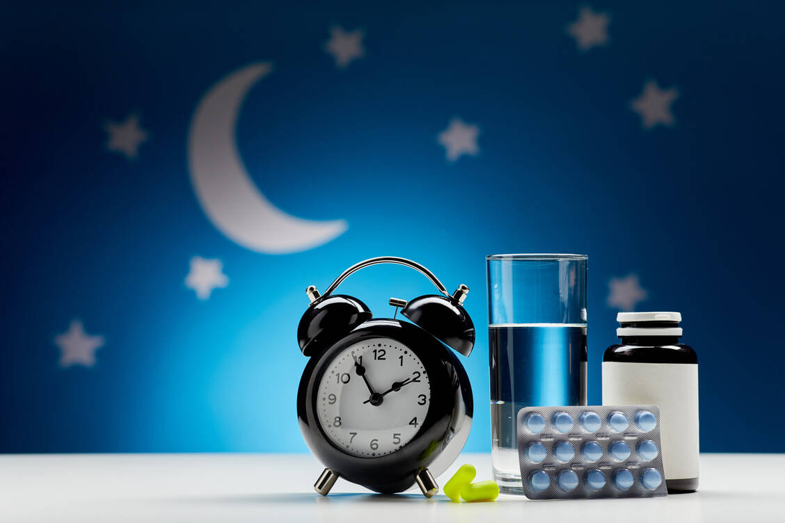 Schlafstörungen wirken sich schnell auf Körper und Psyche aus. Viele erhoffen sich Hilfe von OTC-Mitteln aus der Apotheke. / Foto: Adobe Stock/Syda Productions