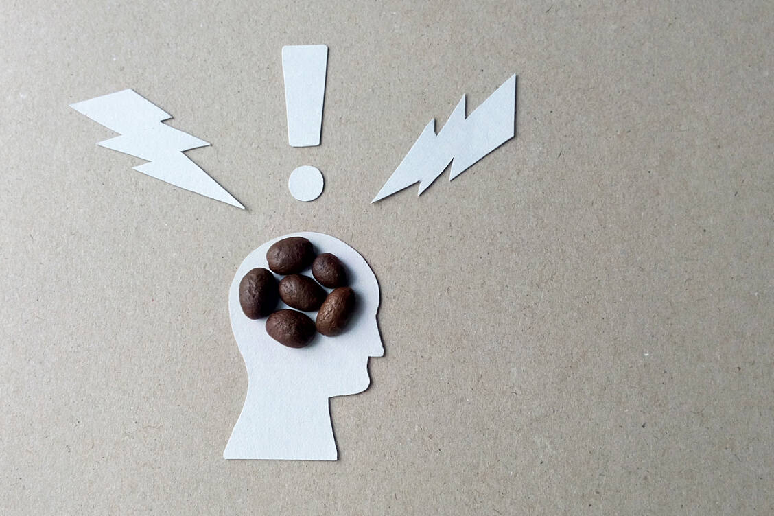 Kein harmloser Wachmacher: Koffein kann in sehr hohen Dosen zum Tod führen. / © Getty Images/Aleksandr Bondar