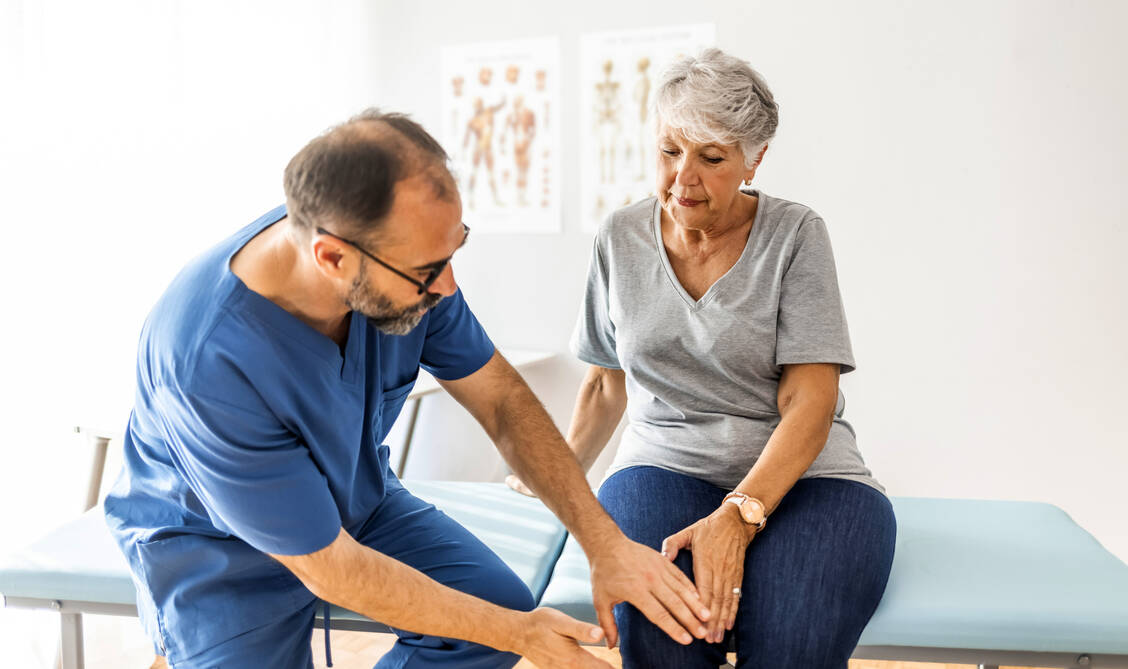 Physikalische und physiotherapeutische Maßnahmen unterstützen jede Arthrosetherapie.  / © Getty Images/ljubaphoto