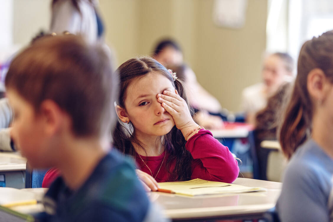 Kinder fühlen sich manchmal verantwortlich, wenn ein Elternteil psychisch erkrankt ist. Offene Kommunikation und schnelles Gegensteuern sind daher sehr wichtig. / © Getty Images/lisegagne