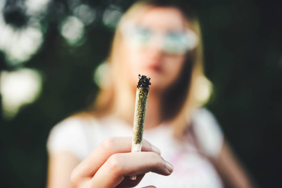 Die Ampel-Parteien planen eine kontrollierte Abgabe von Gras & Co an Über-18-Jährige. Das bedeutet allerdings nicht, dass der Konsum von Cannabis unbedenklich ist – vor allem für junge Menschen.. / Foto: Getty Images/
LordHenriVoton