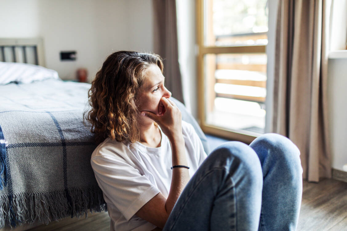 Zu den möglichen Ursachen innerer Unruhe gehört unter anderem eine larvierte Depression. / © Getty Images/JulPo