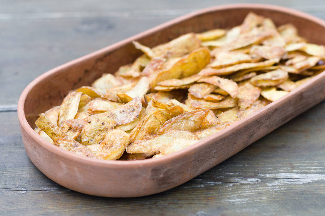 Als Chips zubereitete Kartoffelschalen haben einer Untersuchung zufolge einen hohen Acrylamid-Gehalt. / © Getty Images/leskas