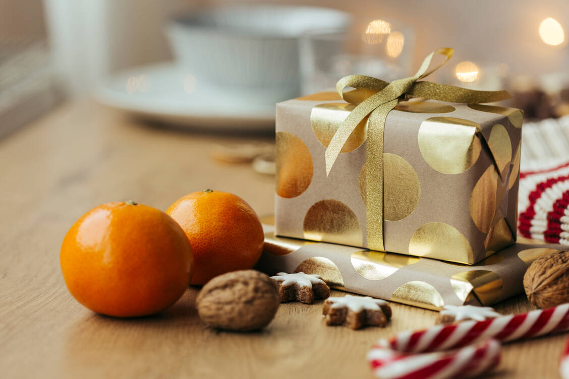 Neben Plätzen und süßen Sachen sind auch Mandarinen und Nüsse ein leckerer Snack in der Weihnachtszeit. / Foto: Getty Images/Westend61