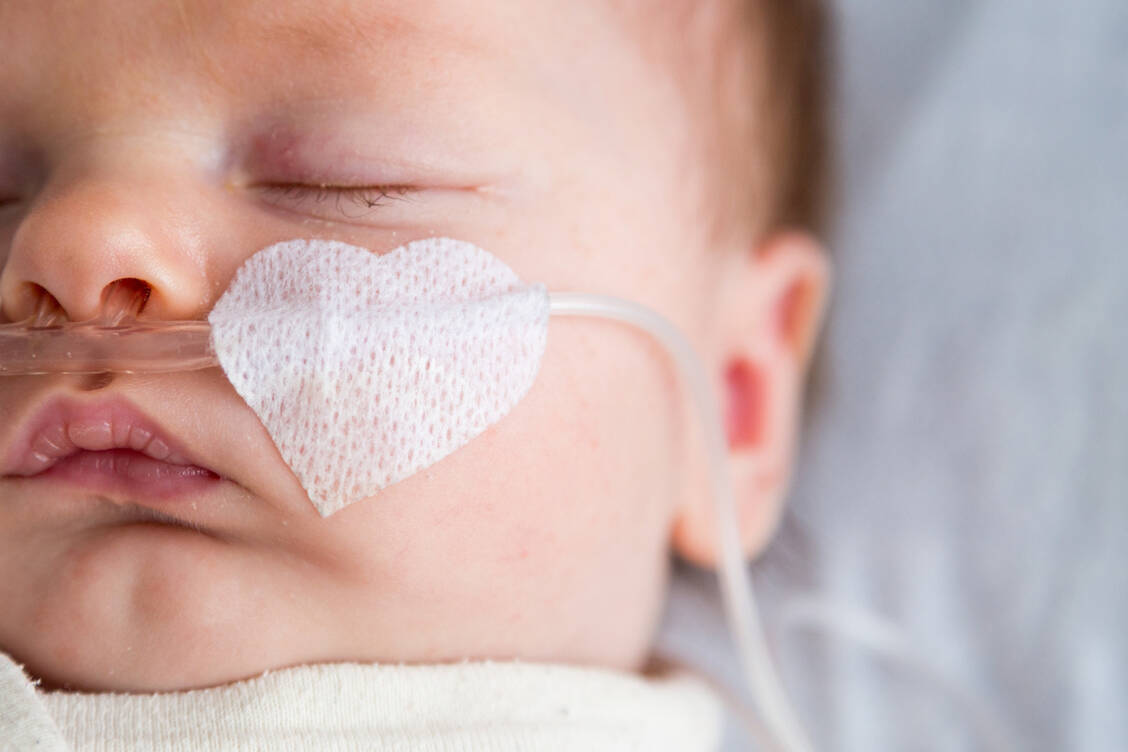 RSV löst gerade bei Säuglingen unter sechs Monaten schwere Atemwegsinfekte aus. Mithilfe neuer Präventionsmöglichkeiten sollen Krankenhausaufenthalte und Todesfälle verhindert werden. / Foto: Adobe Stock/Lavizzara