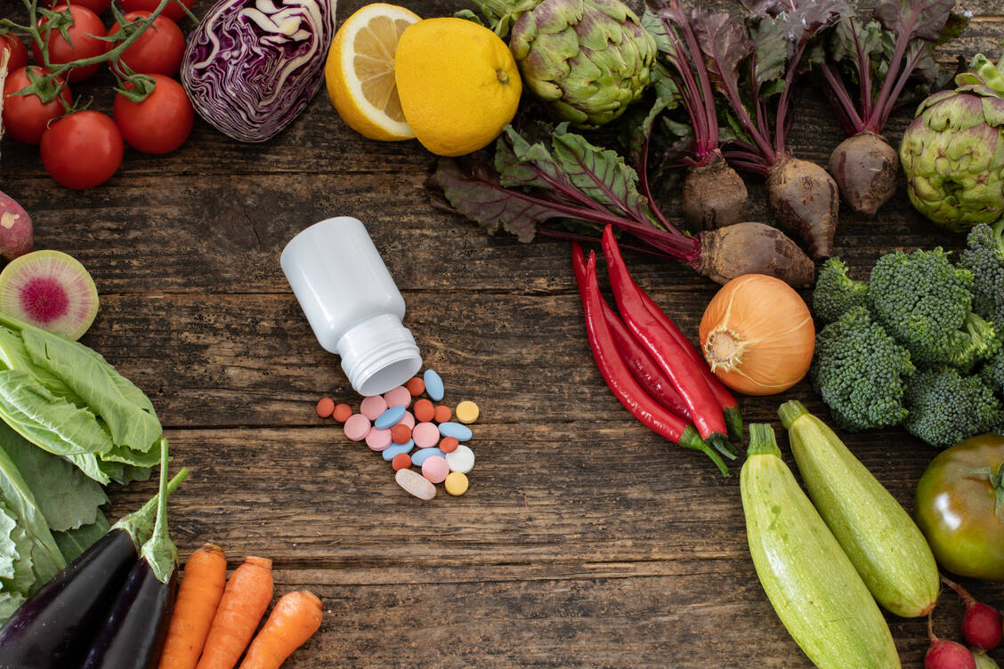 Vitamine können als Nahrungsergänzungsmittel oder auch als Arzneimittel im Handel sein. / © Getty Images/Gulcin Ragiboglu