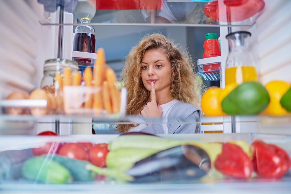 Bei der Neigung zu Gallensteinen gibt es nicht viel zu überlegen: Eine ballaststoff- und gemüsereiche Ernährung kann der Entstehung von Gallensludge entgegenwirken.  / © Getty Images/millann/Milan Ilic