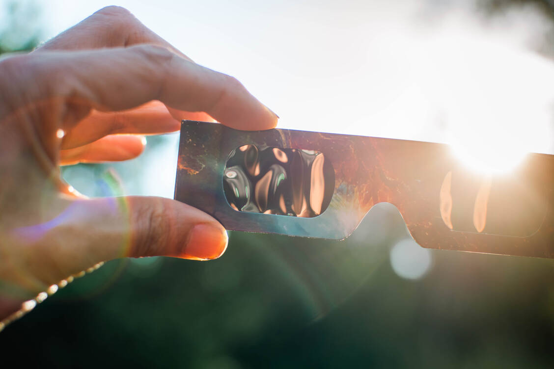 Eine genormte Schutzbrille bewahrt die Netzhaut beim Beobachten einer Sonnenfinsternis vor bleibenden Schäden. / © Getty Images/Crispin La Valiente