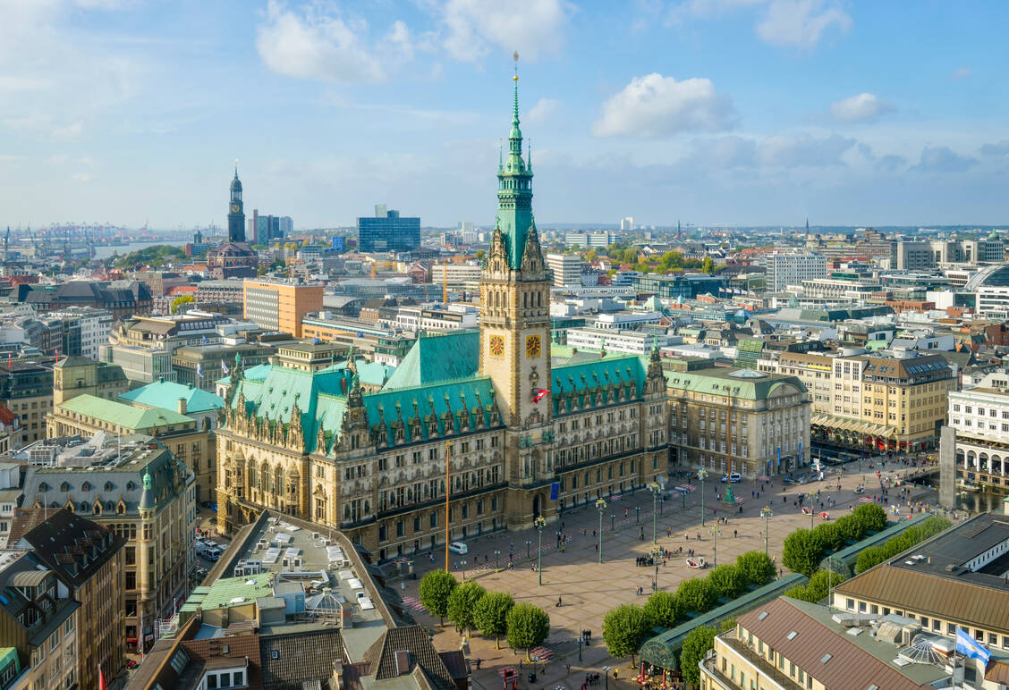 In ihrer Heimat Hamburg ist PTA Simone Gündüz seit vielen Jahren politisch aktiv. / © Getty Images/ Westend61/ Roy Jankowski