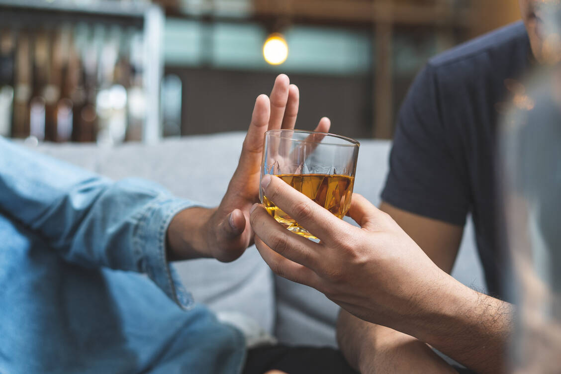Alkohol beeinflusst die Schlafqualität negativ. Wer ohnehin Probleme beim Ein- und Durchschlafen hat, sollte besser auf den »Schlaftrunk« verzichten. / Foto: Adobe Stock/Pormezz