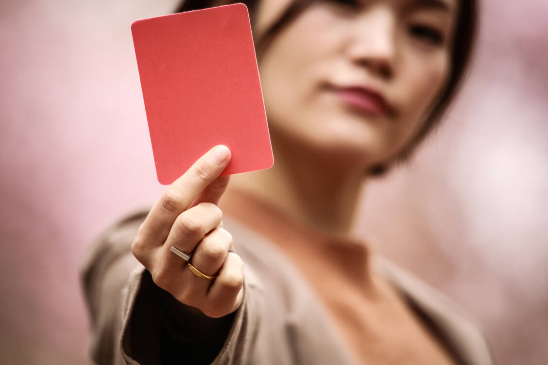 Fußgele mit Kühleffekt versprechen an heißen Tagen schnelle Abhilfe bei beanspruchten Füßen. Doch die Gele haben nicht selten Schattenseiten, einige bekommen von Ökotest sogar die rote Karte. / Foto: Getty Images/yamasan