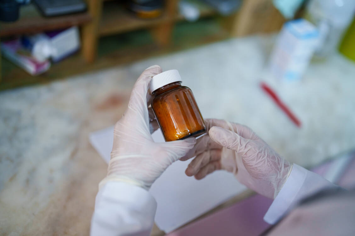 Die Kennzeichnung der Rezeptur ist der letzte Schritt der Arzneimittelherstellung. / © Getty Images/zeynep&ugur