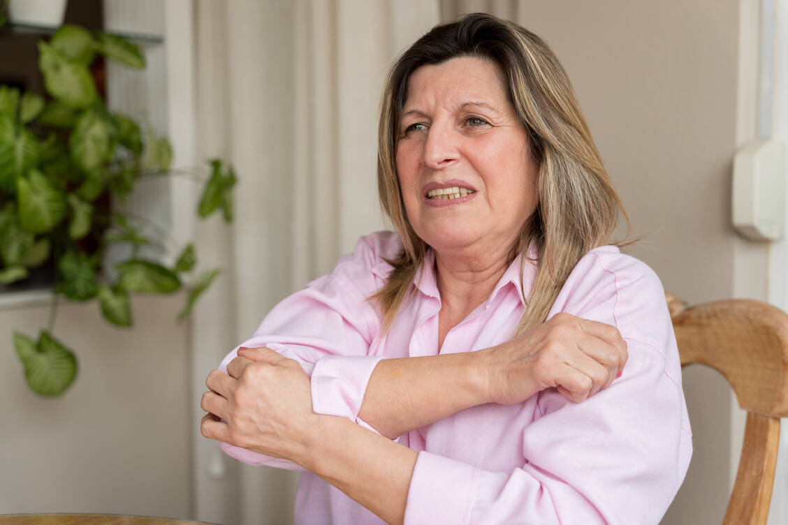 Schmerz, Erschöpfung, Depressivität: Frauen leiden häufiger unter Fibromyalgie als Männer. Meist tritt die Erkrankung wischen dem 40. und 60. Lebensjahr auf. / © Adobe Stock/ StockMe