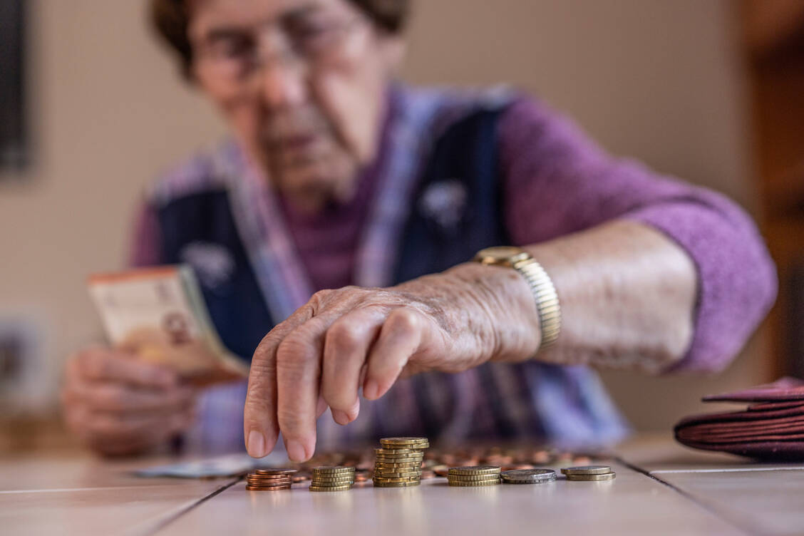 Das soziale Rezept soll älteren Menschen helfen, die sich aufgrund ihrer finanziellen Situation zurückgezogen haben, und gleichzeitig eine gesunde Mahlzeit bieten. / © Adobe Stock/ bilderstoeckchen