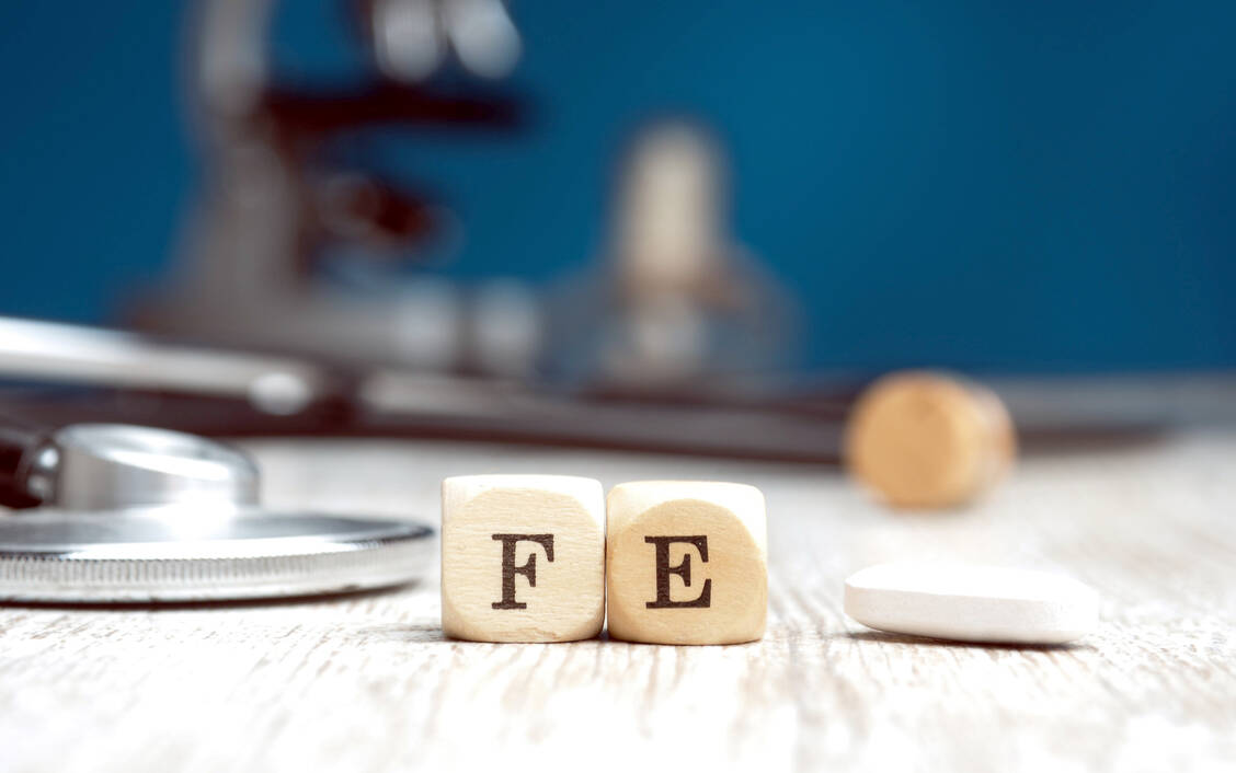 Eisen hat die Besonderheit, dass es entweder in zweiwertiger oder dreiwertiger Form vorliegen kann (Fe2+, Fe 3+). Dreiwertiges Eisen muss zunächst in zweiwertiges umgewandelt werden, bevor der Körper es aufnehmen kann. / Foto: Adobe Stock/Andreas Berheide