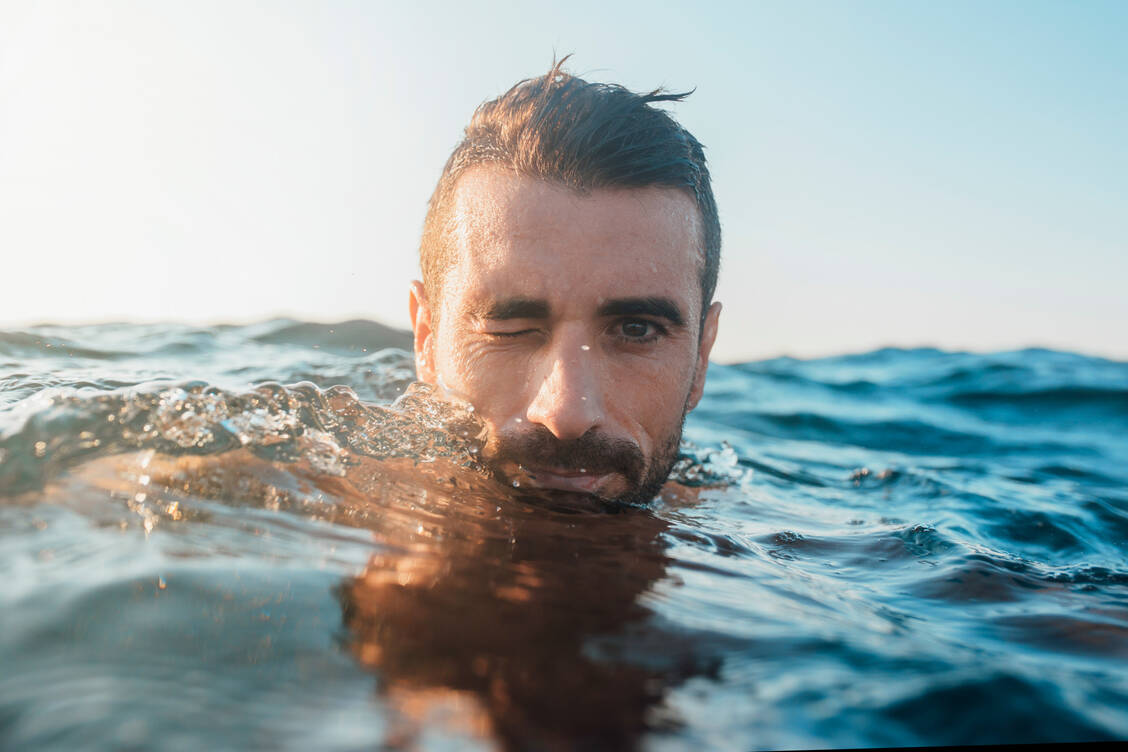 Winzige Parasiten im Wasser können beim Schwimmen in verunreinigten Gewässern für Kontaktlinsenträger zu einem Risiko werden. / Foto: Getty Images/Westend61