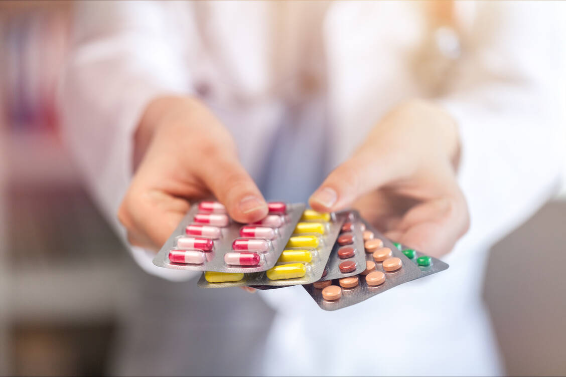 Gut gemeint, aber sinnlos: Mit derlei Arzneimittelspenden für Krisen- und Kriegsgebiete lässt sich nichts anfangen. / Foto: AdobeStock/BillionPhotos.com