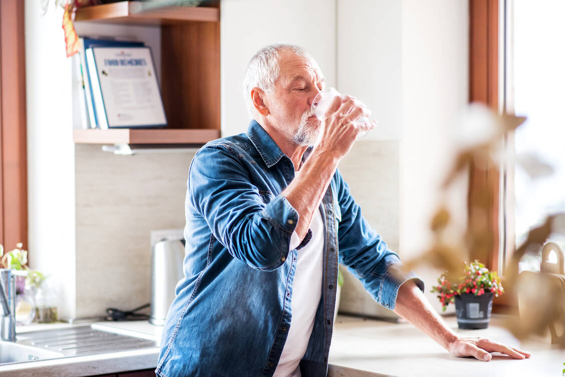 WEr an mangelndem Speichelfluss leidet, wird durch anticholinerge Medikamente noch mehr belastet. / Foto: Adobe Stock/Halfpoint