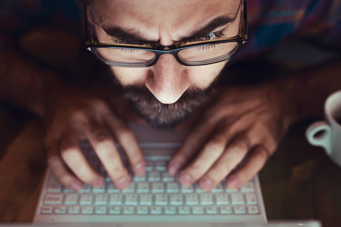 Online-Medien zielen darauf ab, Menschen möglichst lange auf Websites zu halten. / Foto: Getty Images/Xesai