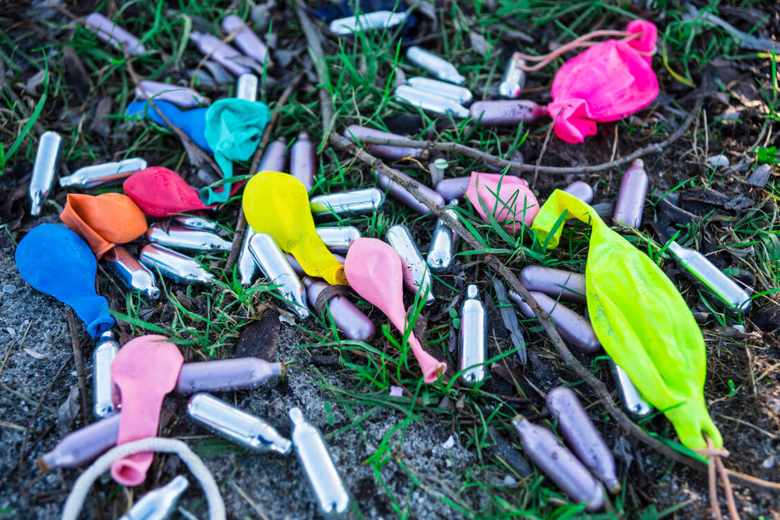Überreste einer Feier: Die Partydroge Lachgas wird aus einer Kartusche in Ballons gefüllt und dann inhaliert. / Foto: Getty Images/Corinne Poleij