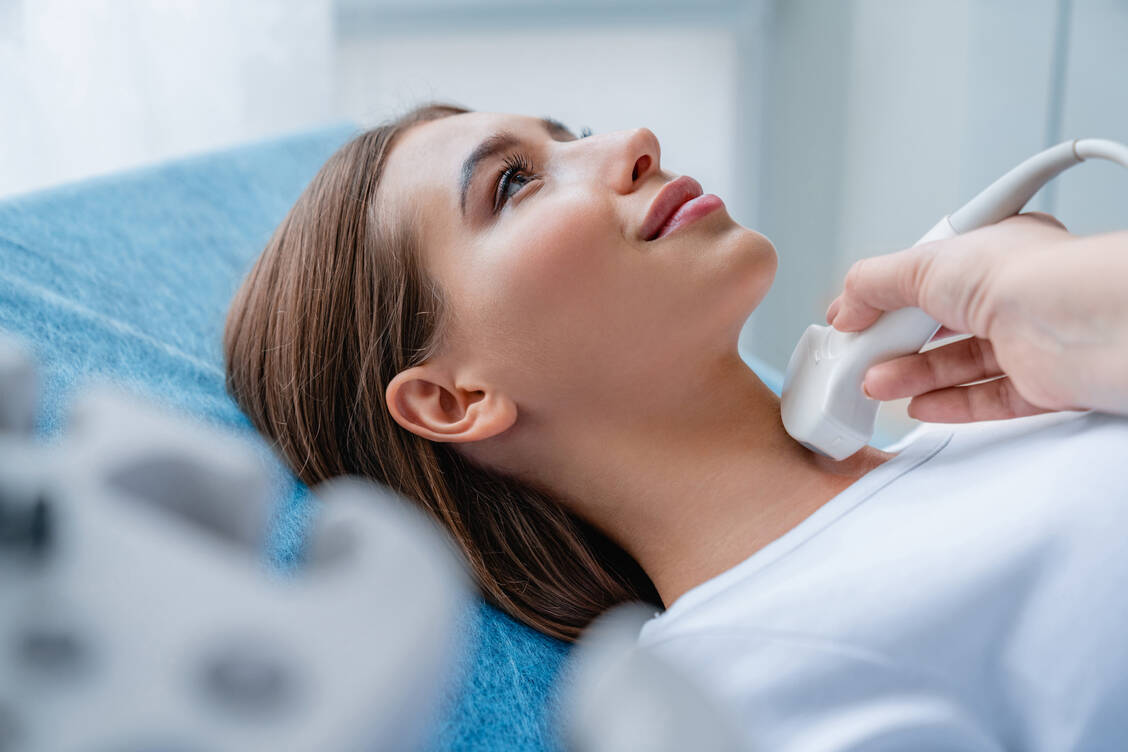 Bei Verdacht auf eine Schilddrüsen-Erkrankung ist die Schilddrüsen-Sonografie das wichtigste bildgebende Diagnose-Verfahren. / Foto: Getty Images/Inside Creative House