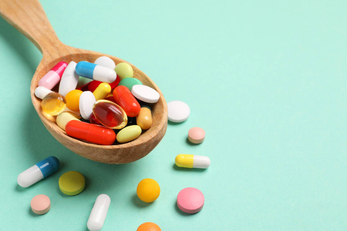 Nahrungsergänzungsmittel werden oft als harmlos wahrgenommen, doch eine Überdosierung kann bei einigen Vitaminen und Mineralstoffen eher schaden als nutzen. / © Getty Images/Liudmila Chernetska