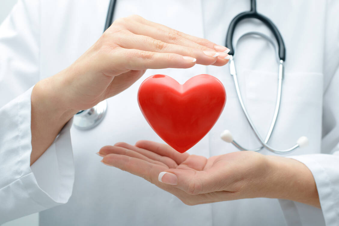 Bei einer einfachen Erkältung denken die meisten Betroffenen nicht an ihre Herzgesundheit. Doch kurieren sich Erkrankte nicht richtig aus, können auch harmlos wirkende Infekte dem Herz schaden.  / Foto: Adobe Stock/Alexander Raths