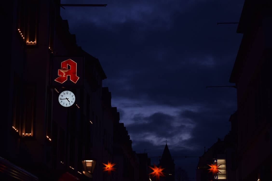 Die ABDA möchte mit der Aktion »Versorgungsblackout« auf die wirtschaftliche Notlage vieler Apotheken hinweisen. / © Getty Images/Markus Volk