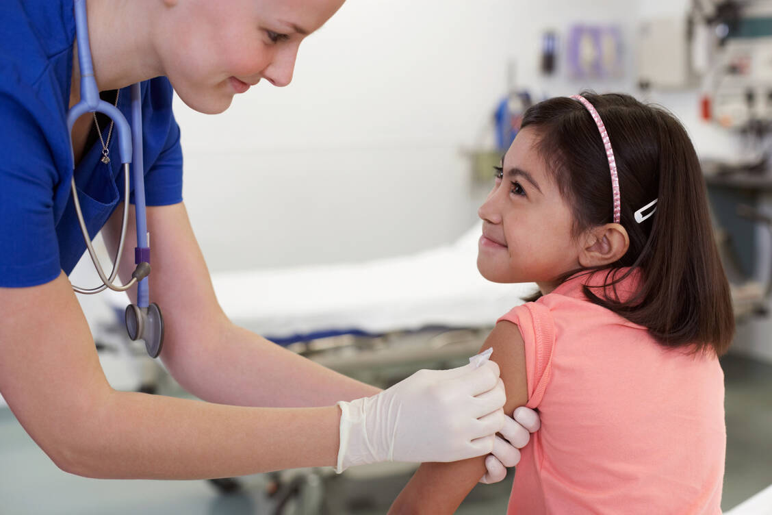 Nur chronisch kranke Kinder oder alle gegen Grippe impfen? Die Meinungen gehen auseinander. / Foto: Getty Images/ER Productions Limited