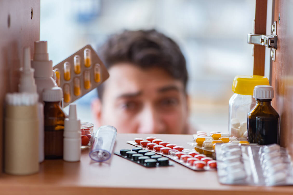 Abgelaufene Arzneimittel können nicht nur wirkungslos, sondern auch schädlich sein. / Foto: Adobe Stock/Elnur
