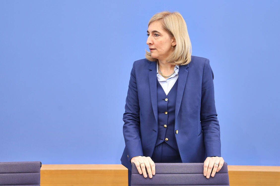 Bundesgesundheitsministerin Nina Warken (CDU) will auch bei den Apotheken sparen. / © Imago/dts Nachrichtenagentur