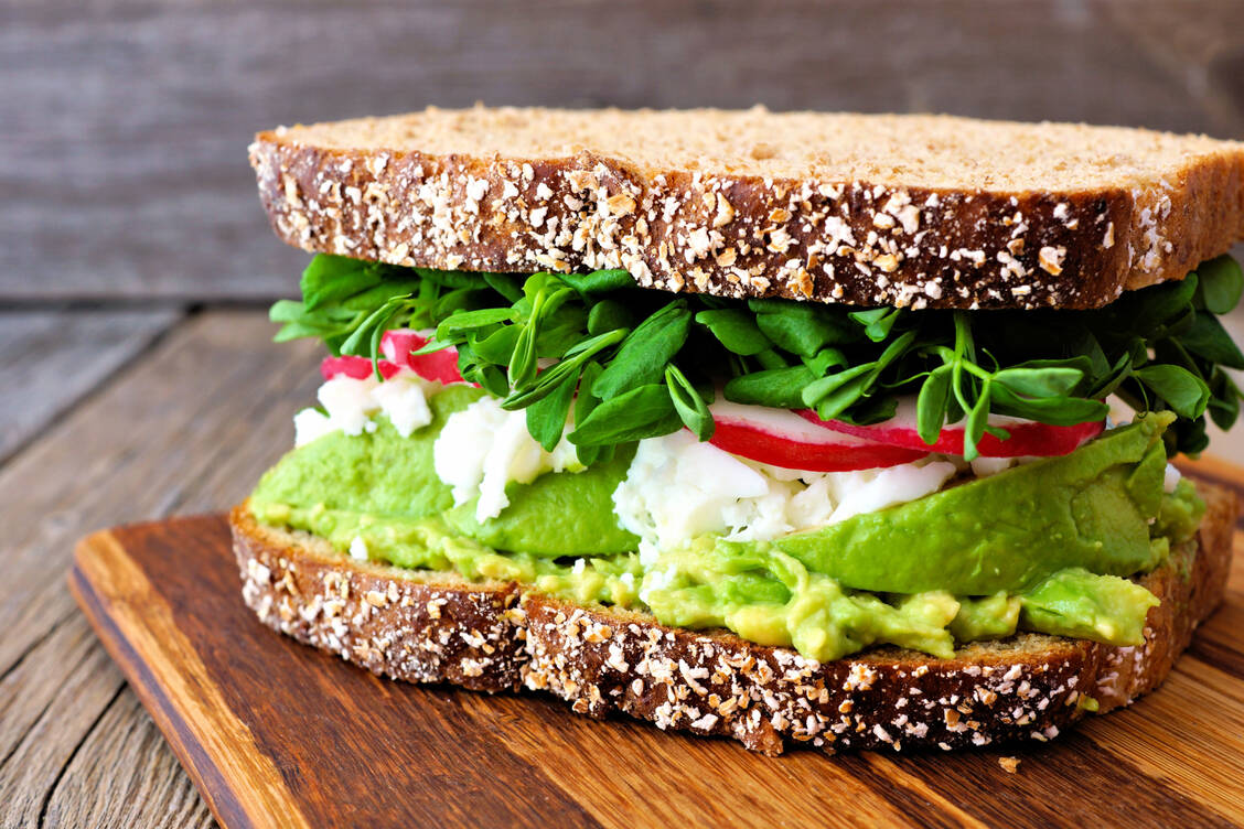 Statt Brot bilden beim Faktensandwich Tatsachen die äußere Umrandung.  / Foto: Adobe Stock/Jenifoto