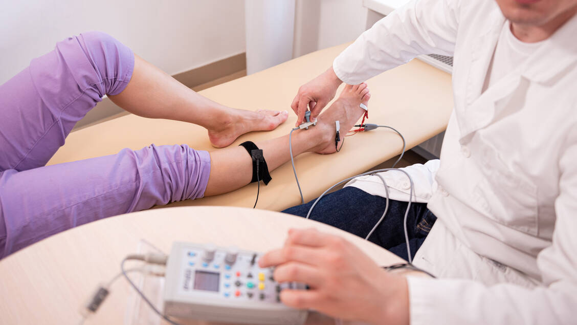 Eine diabetische Neuropathie kann die Peripherie, aber auch das autonome Nervensystem betreffen. / © Adobe Stock/romaset