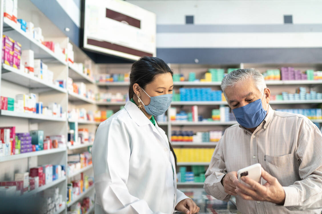 In Zukunft können die Patienten ihre Verordnungen der Apotheke auch via Smartphone übermitteln. In einem Live-Webcast erläutert die PZ die neuen Prozesse in der Apotheke. / Foto: Getty Images/FG Trade