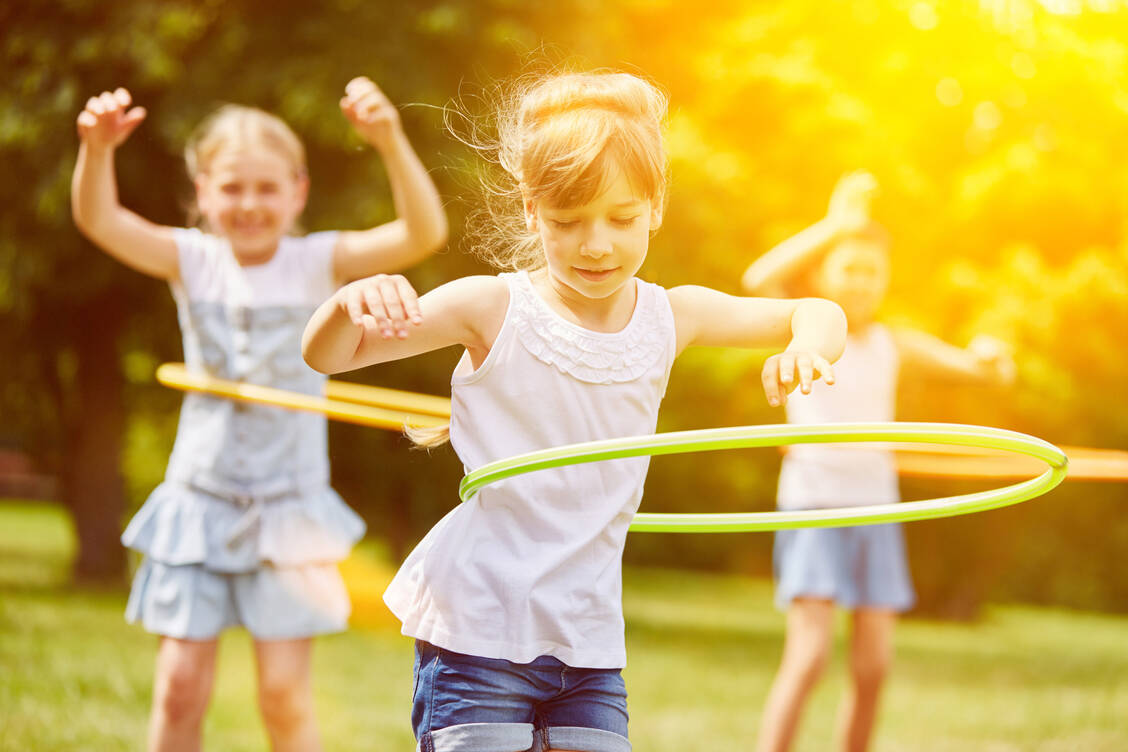 Unbeschwert mit Freunden spielen – das tut der Psyche gut und hilft dabei, Lernstoff besser nachzuholen. / Foto: Adobe Stock/Robert Kneschke