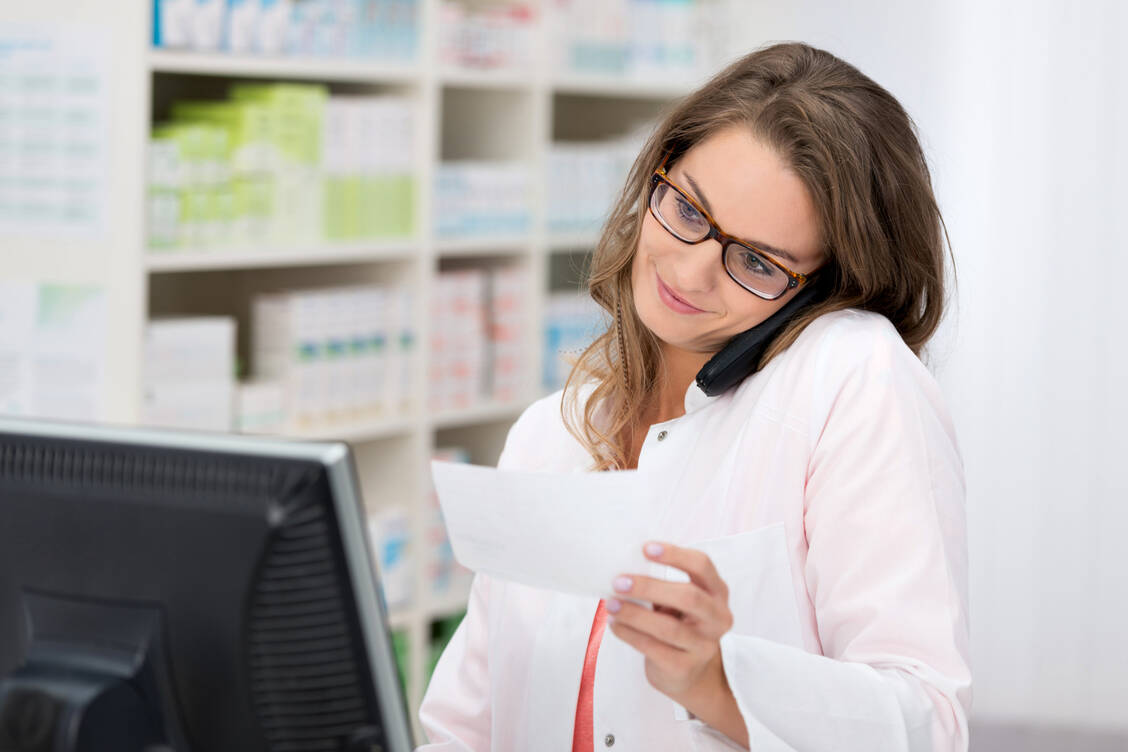 Die Apotheke ist eine wichtige Instanz, um Interaktionen zu entdecken. In Rücksprache mit dem Arzt kann nach einer Lösung gesucht werden. / Foto: Shutterstock/racom