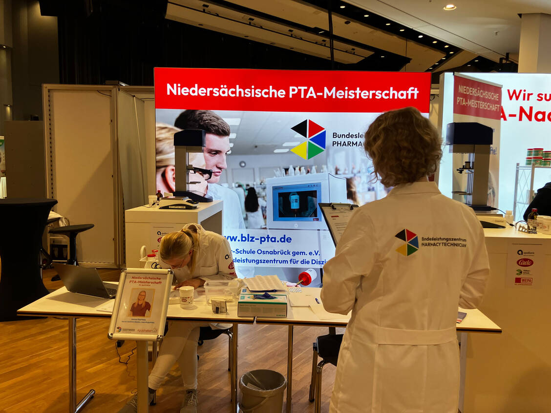 Nach der eigentlichen Herstellung kommt die Dokumentation. Auch hier wurde alles geprüft. / Foto: PZ/Daniela Hüttemann