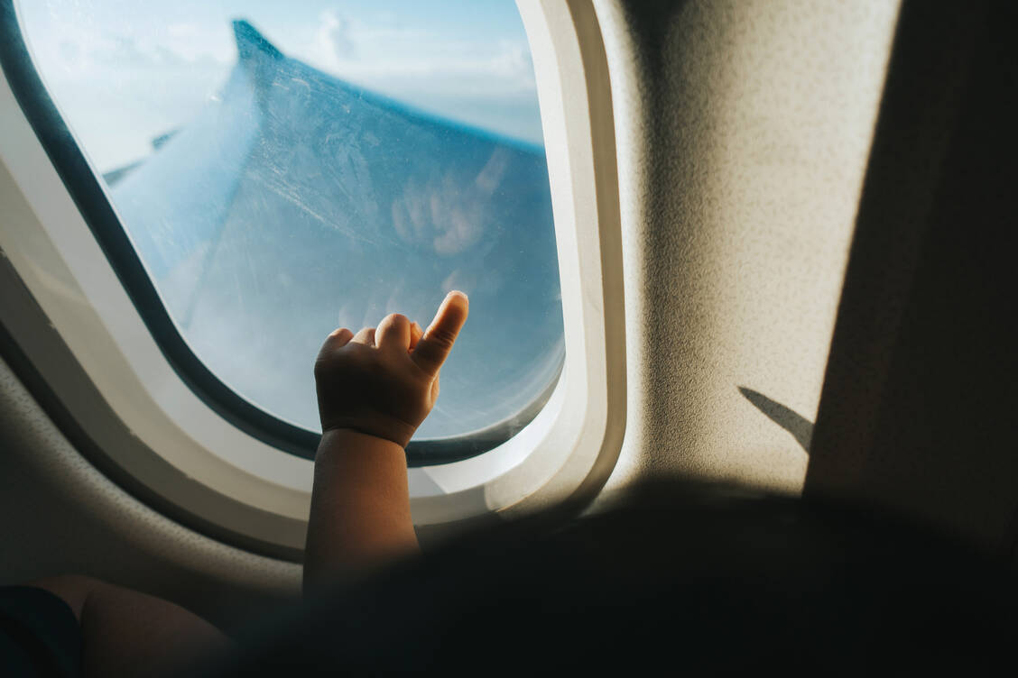 Flugreisen mit Baby sollten auf wenige Stunden beschränkt bleiben. Mit Babys unter drei Monaten sollten Eltern nach Möglichkeit gar nicht verreisen.  / Foto: Getty Images/d3sign