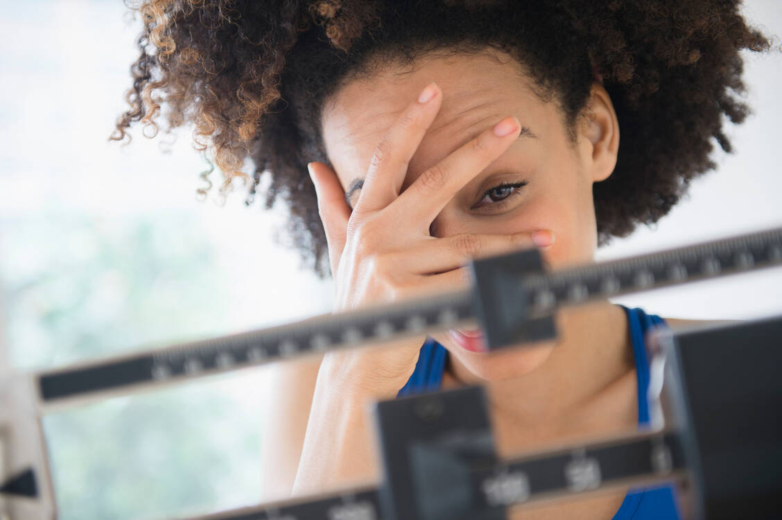 Das Risiko, an einem Grünen Star zu erkranken, könnte der Studie zufolge mit dem BMI zusammenhängen: Anders als in den meisten Fällen soll diesmal ein leichtes Übergewicht von Vorteil sein. / Foto: Getty Images/JGI/Jamie Grill