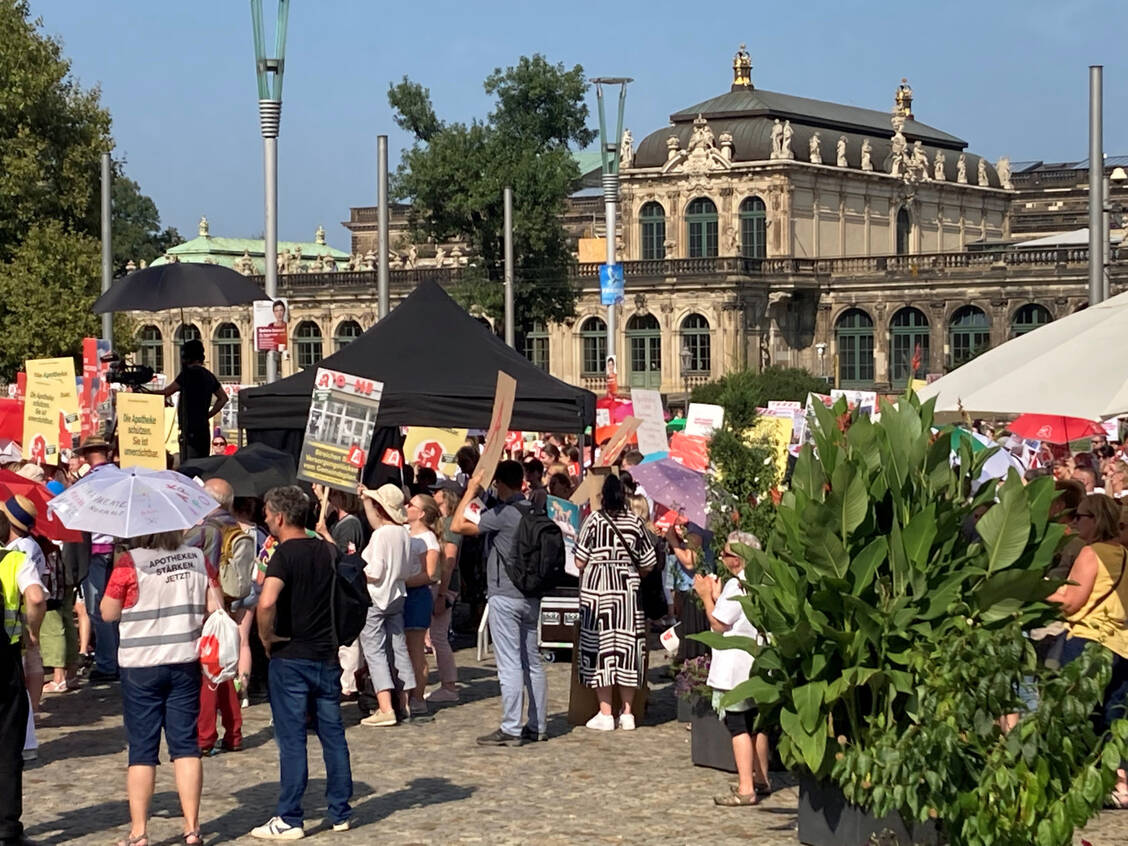 Mit Trillerpfeifen und kreativen Plakaten protestierten gestern auf dem Dresdner Postplatz rund 1000 Apothekenmitarbeitende gegen die geplante Apothekenreform. / Foto: PZ/Orth