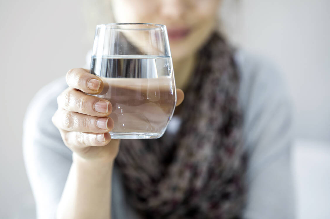 In Deutschland ist Leitungswasser gleichzeitig qualitativ hochwertiges Trinkwasser, das hohes Vertrauen genießt. Das soll auch so bleiben. / Foto: Shutterstock/sebra