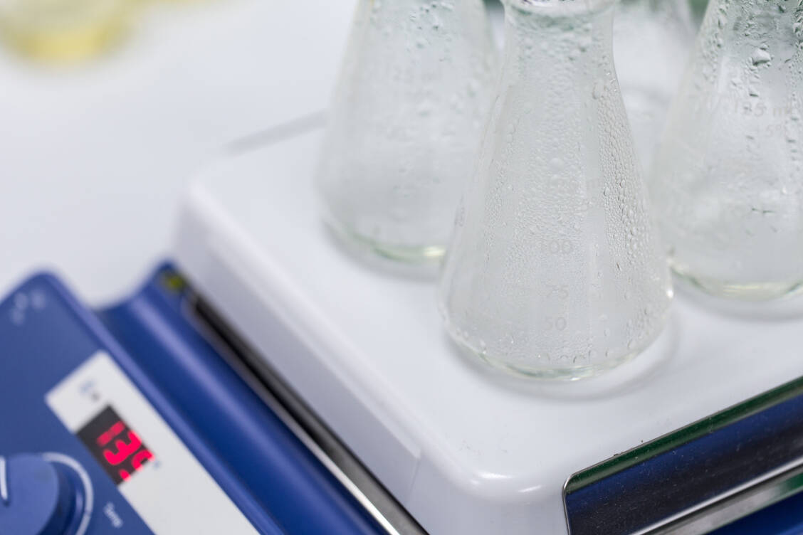 Die Heizplatte ist eine von drei möglichen apothekentauglichen Wärmequellen.  / © Adobe Stock/ sinhyu